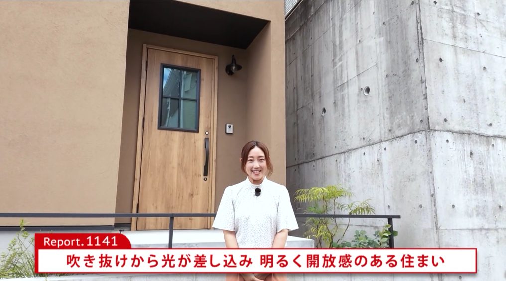 吹き抜けから光が差し込み明るく開放感のある住まい
